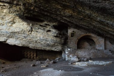 Vinoteca Golitsyn grotto Chaliapin - dalgalar dağ Koba-Kaya kabartmalı en büyük doğal mağara deniz