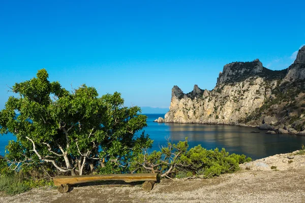 Vista de la bahía azul y el monte Karaul-Oba. Las montañas en la Crimea al mar Negro . — Foto de Stock