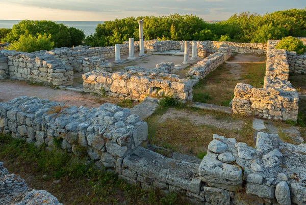 Antiche rovine Chersonesus Taurica nei raggi del sole al tramonto . — Foto Stock