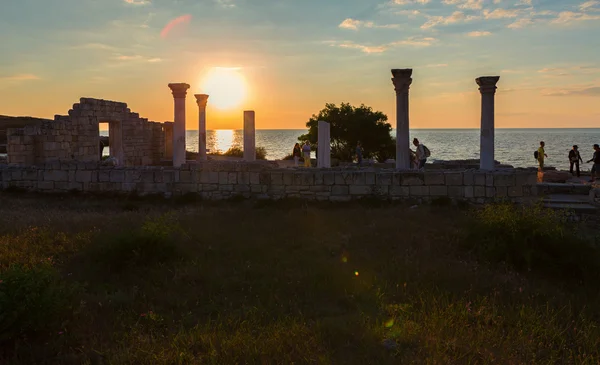 Oude Griekse basiliek en marmeren kolommen in Chersonesus Taurica op de zonsondergang achtergrond. — Stockfoto