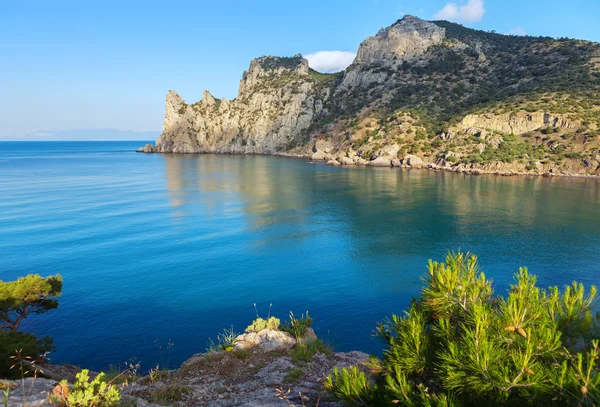 Θέα του μπλε στον κόλπο και το όρος Karaul-Oba. Βουνά της Κριμαίας στη μαύρη θάλασσα. — Φωτογραφία Αρχείου