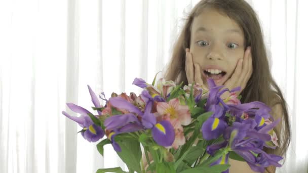 Menina bonita goza de buquê concedido de flores . — Vídeo de Stock