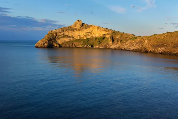 昇る太陽に照らされた黒海の美しい岬 Kapchik。クリミア半島. — ストック写真