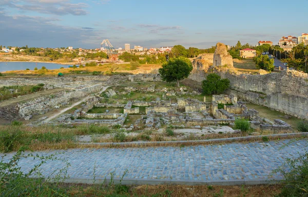 Ruines antiques Chersonesus Taurica dans les rayons du soleil couchant . — Photo
