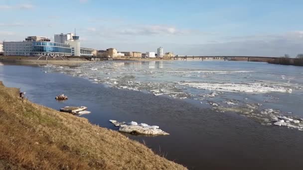 Ijs op de rivier de Irtysj drift. Omsk stad. — Stockvideo