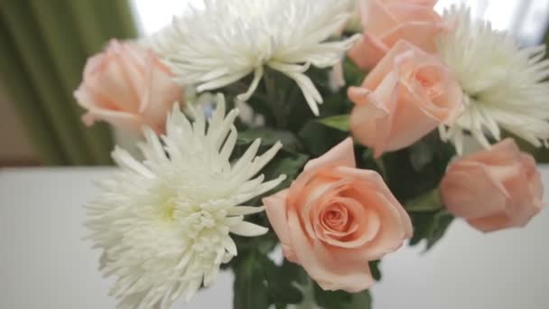 Hermoso ramo de crisantemo blanco y rosas rosadas en el interior del hogar . — Vídeos de Stock