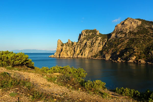 Θέα του μπλε στον κόλπο και το όρος Karaul-Oba. Βουνά της Κριμαίας στη μαύρη θάλασσα. — Φωτογραφία Αρχείου