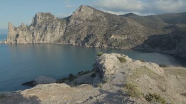 Blue bay ve mount Karaul-Oba görünümünü. Crimea, Karadeniz dağlarında.