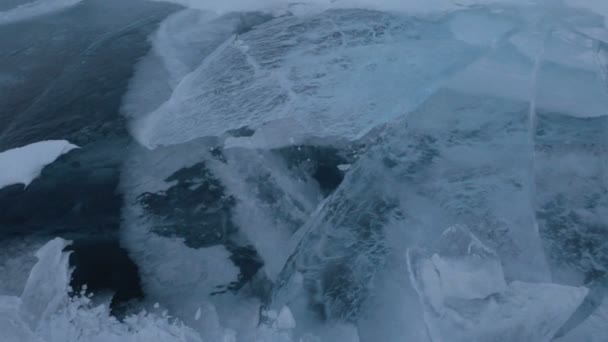 Grandi blocchi di crepa di ghiaccio vicino alla penisola del Naso Santo . — Video Stock