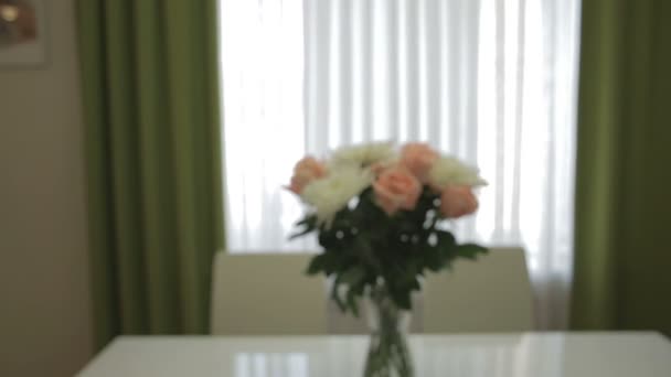 Schöner Strauß weißer Chrysanthemen und rosa Rosen im Wohnbereich. — Stockvideo