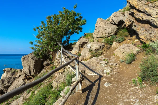 Trail Golitsyn - Falcon Path a mountain pathway carved on the side of Koba-Kaya — Stock Photo, Image