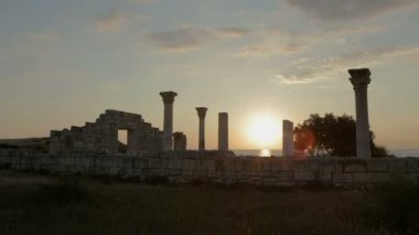 Antik Yunan bazilikası ve Chersonesus Taurica 'daki mermer sütunlar günbatımı arka planında. Sivastopol, Kırım