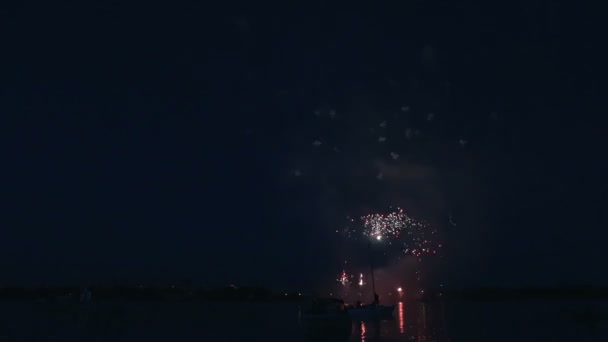 Belos fogos de artifício sob o rio no fundo do céu preto . — Vídeo de Stock