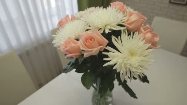 Hermoso ramo de crisantemo blanco y rosas rosadas en el interior del hogar . — Vídeos de Stock