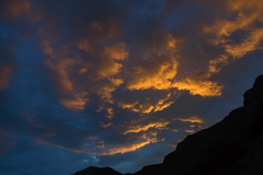 Güzel bulutlar gökyüzünde güneş ayarlayarak aydınlatılmış