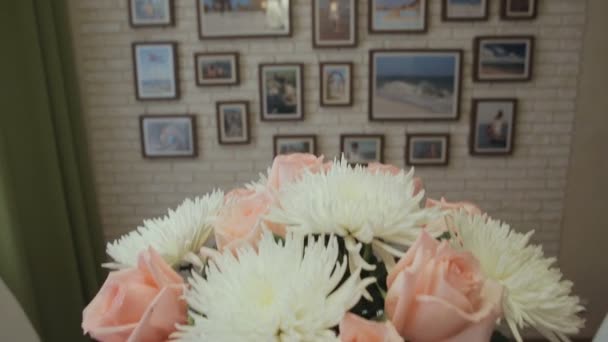 Hermoso ramo de crisantemo blanco y rosas rosadas en el interior del hogar . — Vídeos de Stock