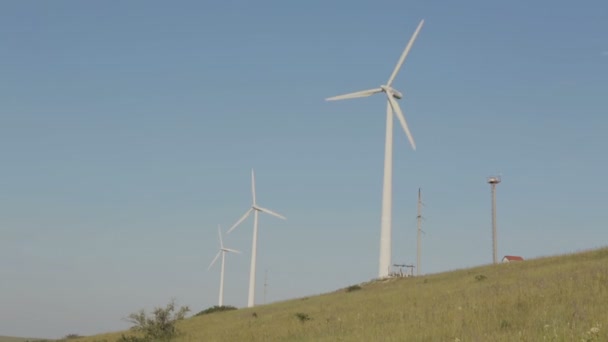Vindkraftgenerator på fältet på Krim. — Stockvideo