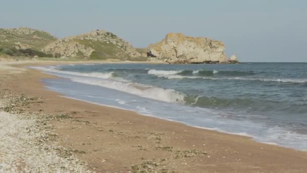Generałowie plaży o świcie. Karalar park krajobrazowy na Krymie. — Wideo stockowe