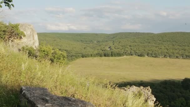 Jeskynní město Eski Kermen středověké pevnosti město na poloostrově Krymu. — Stock video