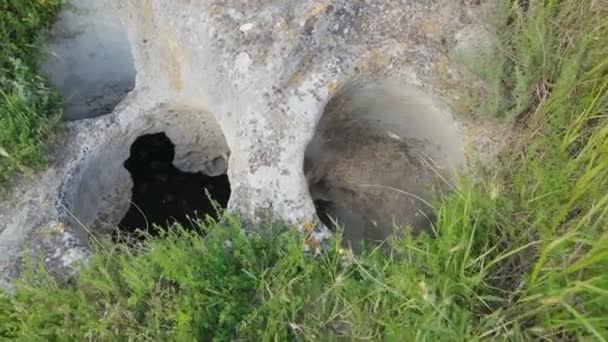 Caverna cidade Eski-Kermen fortaleza medieval cidade na península da Crimeia . — Vídeo de Stock