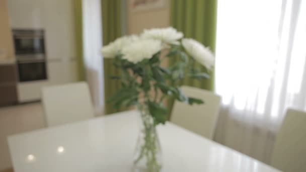 Hermoso ramo de crisantemos blancos en el interior del hogar . — Vídeos de Stock