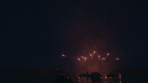 Hermosos fuegos artificiales bajo el río en el fondo del cielo negro . — Vídeos de Stock