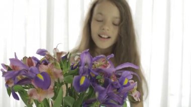 Güzel kız süsen ve alstroemeria oluşan hoşlanır.