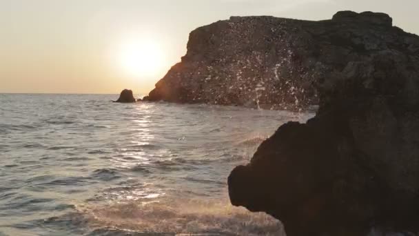 Sole sorge sul mare di Azov sulla spiaggia Generals. Parco regionale di paesaggio di Karalar nel Crimea . — Video Stock