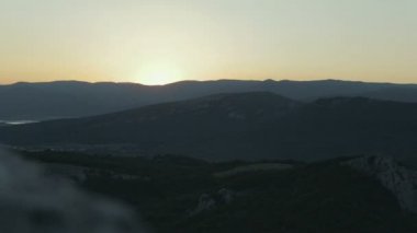 Kırım Dağları üzerinde güzel gündoğumu.