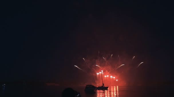 Bellissimi fuochi d'artificio sotto il fiume sullo sfondo del cielo nero . — Video Stock