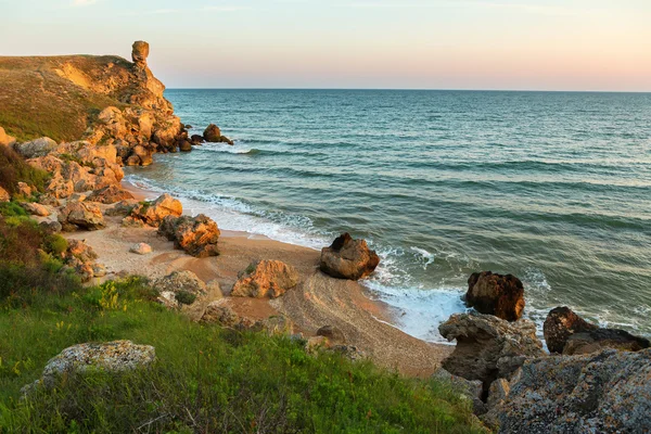 Praia dos Generais ao amanhecer. Karalar parque paisagístico regional na Crimeia . — Fotografia de Stock