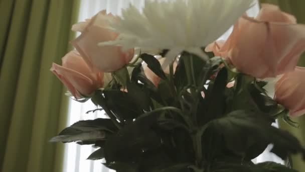 Vacker bukett vita krysantemum och rosa rosor i heminredning. — Stockvideo