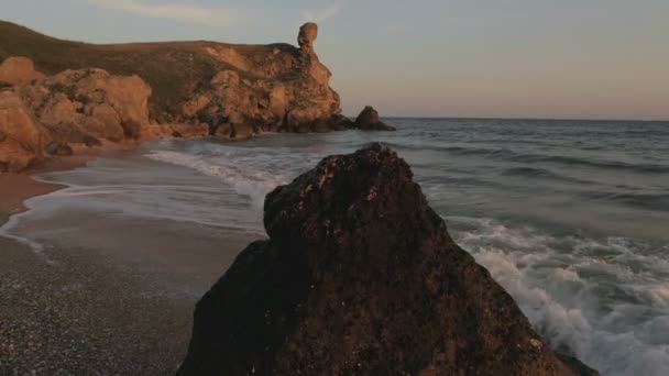 Pantai umum saat fajar. Taman lansekap regional Karalar di Krimea . — Stok Video