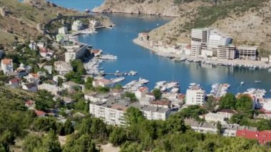 Balaklava popüler bir Kırım beldesidir. Bay eski denizaltı üssü.