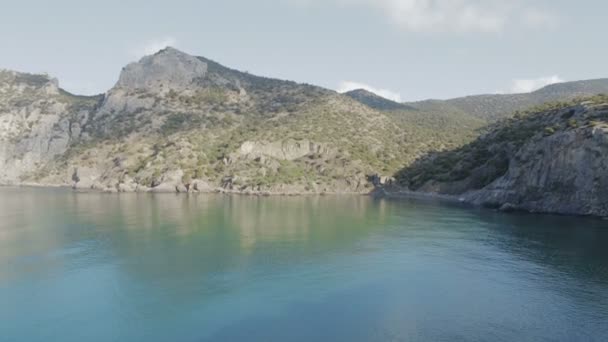 Vista da Baía Azul e monte Karaul-Oba. Montanhas na Crimeia no mar Negro . — Vídeo de Stock