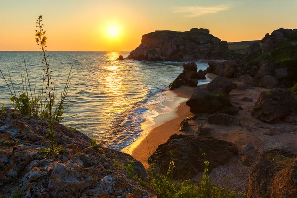 Die Sonne geht über dem Meer von Asow am Strand der Generäle auf. karalar regionaler Landschaftspark auf der Krim. — Stockfoto