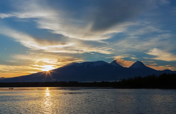 Beau lever de soleil sur les volcans Kluchevskaya groupe avec réflexion dans la rivière Kamchatka . — Photo