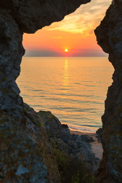 Sunset over the Sea of Azov on Generals beach. Karalar regional landscape park in Crimea. — Stock Photo, Image