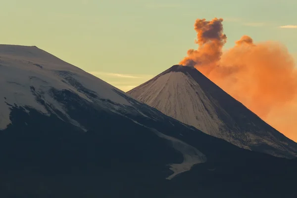 Cendres d'émission d'un volcan Klyuchevskoy aube rayons de soleil . — Photo