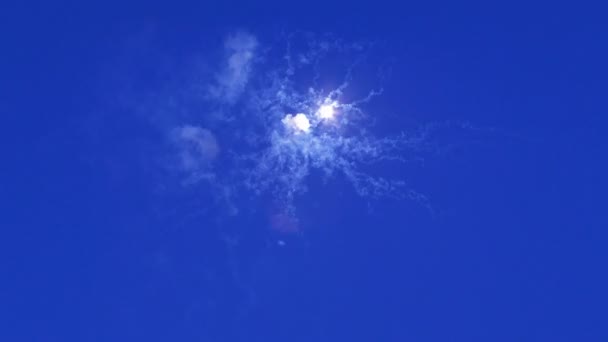 Красивые фейерверки на фоне голубого неба . — стоковое видео
