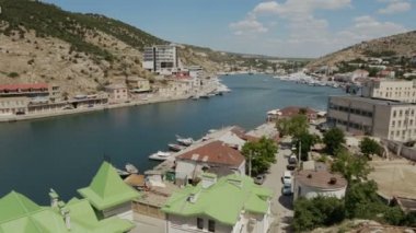 Balaklava popüler bir Kırım beldesidir. Bay eski denizaltı üssü.