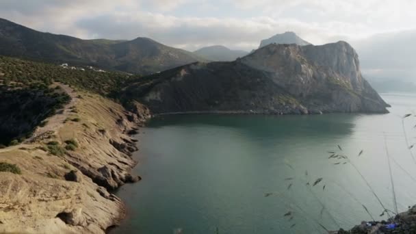 Utsikt över Blue bay och mount Karaul-Oba. Bergen på Krim i Svarta havet. — Stockvideo