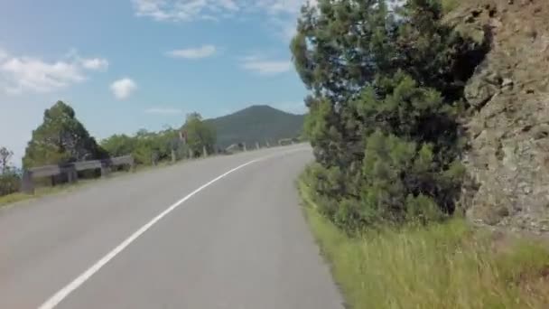 Autotravel καλοκαίρι νότια Κριμαία. Όμορφη ελικοειδείς ορεινούς δρόμους. — Αρχείο Βίντεο