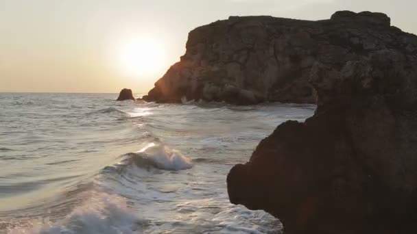 Sole sorge sul mare di Azov sulla spiaggia Generals. Parco regionale di paesaggio di Karalar nel Crimea . — Video Stock