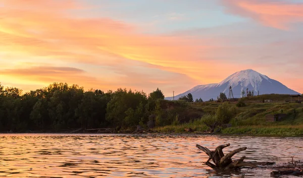 Beau lever de soleil sur le volcan Plosky et Ostry Tolbachik — Photo