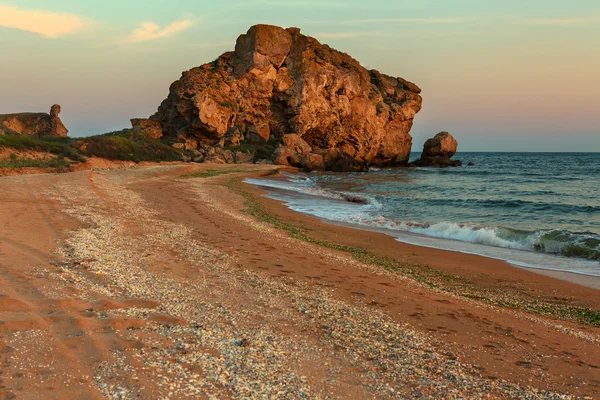 Praia dos Generais ao amanhecer. Karalar parque paisagístico regional na Crimeia . — Fotografia de Stock
