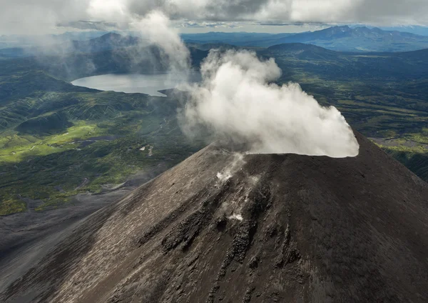 Karymsky aktif bir stratovolkan. Kamçatka Yarımadası'ndaki Kronotsky Doğa Rezervi.