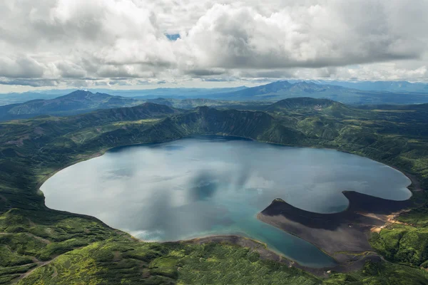 Cráter Karymsky Lake. Reserva Natural Kronotsky en la Península de Kamchatka . —  Fotos de Stock