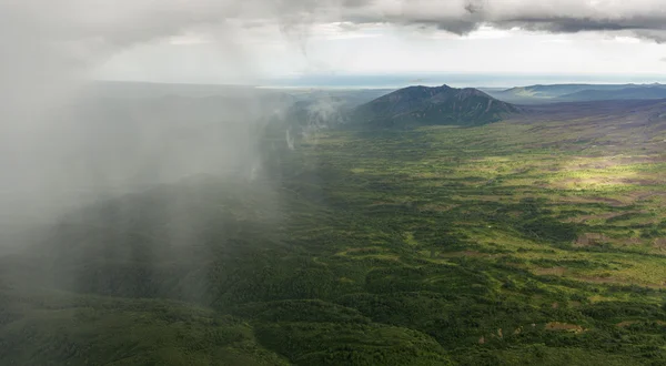 Regn i Kronotsky naturreservat på Kamtjatka-halvön. — Stockfoto