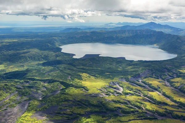 Cratère Karymsky Lake. Réserve naturelle de Kronotsky sur la péninsule du Kamchatka . — Photo